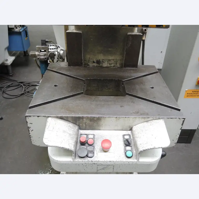 Chapas metálicas e máquinas para trabalhar metais<br><font size="2">Colaboração com Hilco Industrial Acquisitions bv</font><br><img src="/images/hil.png"><br>-6