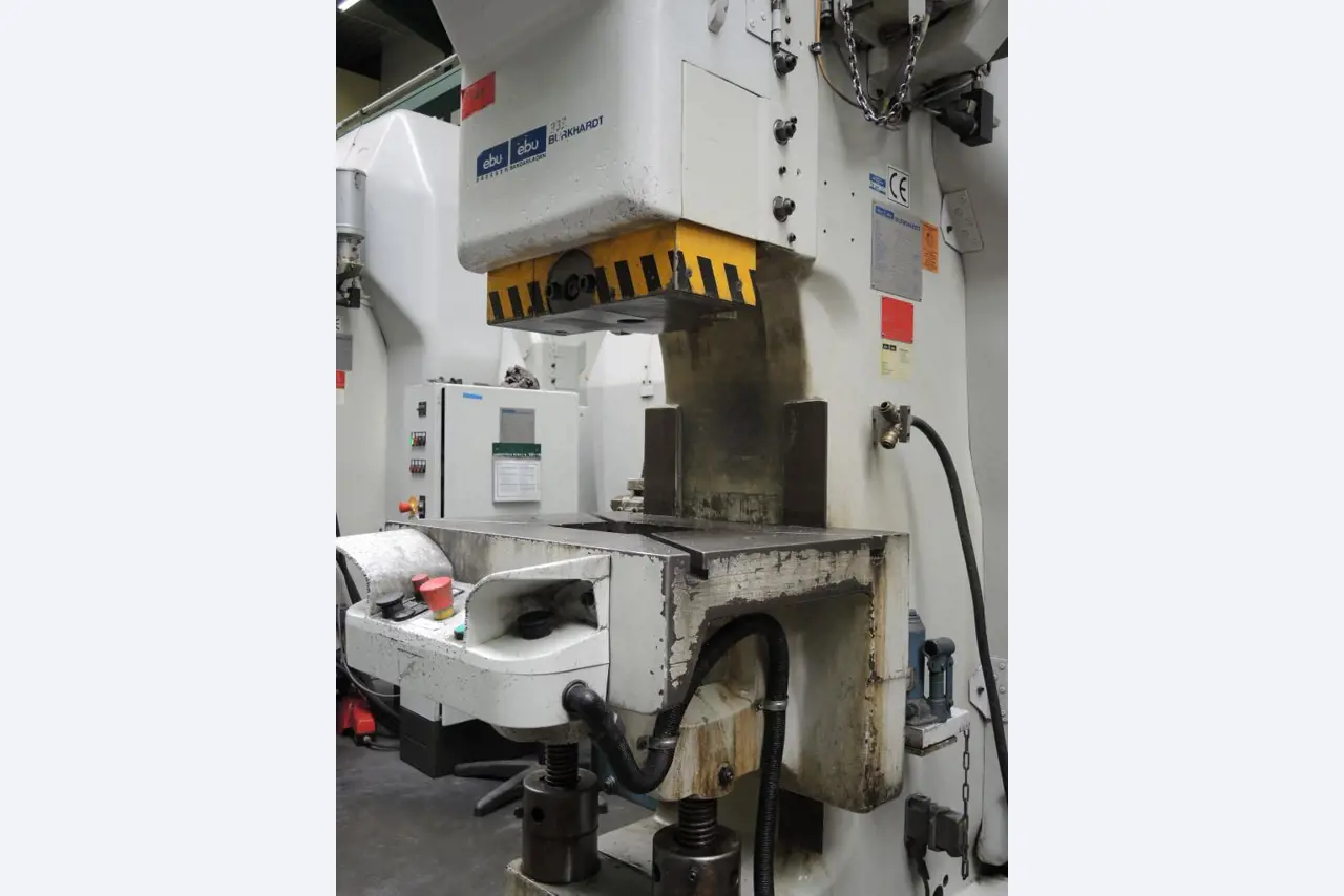 Chapas metálicas e máquinas para trabalhar metais<br><font size="2">Colaboração com Hilco Industrial Acquisitions bv</font><br><img src="/images/hil.png"><br>-7