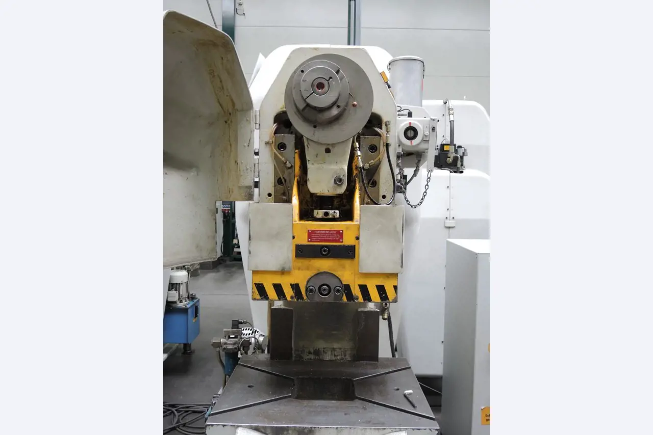 Chapas metálicas e máquinas para trabalhar metais<br><font size="2">Colaboração com Hilco Industrial Acquisitions bv</font><br><img src="/images/hil.png"><br>-8