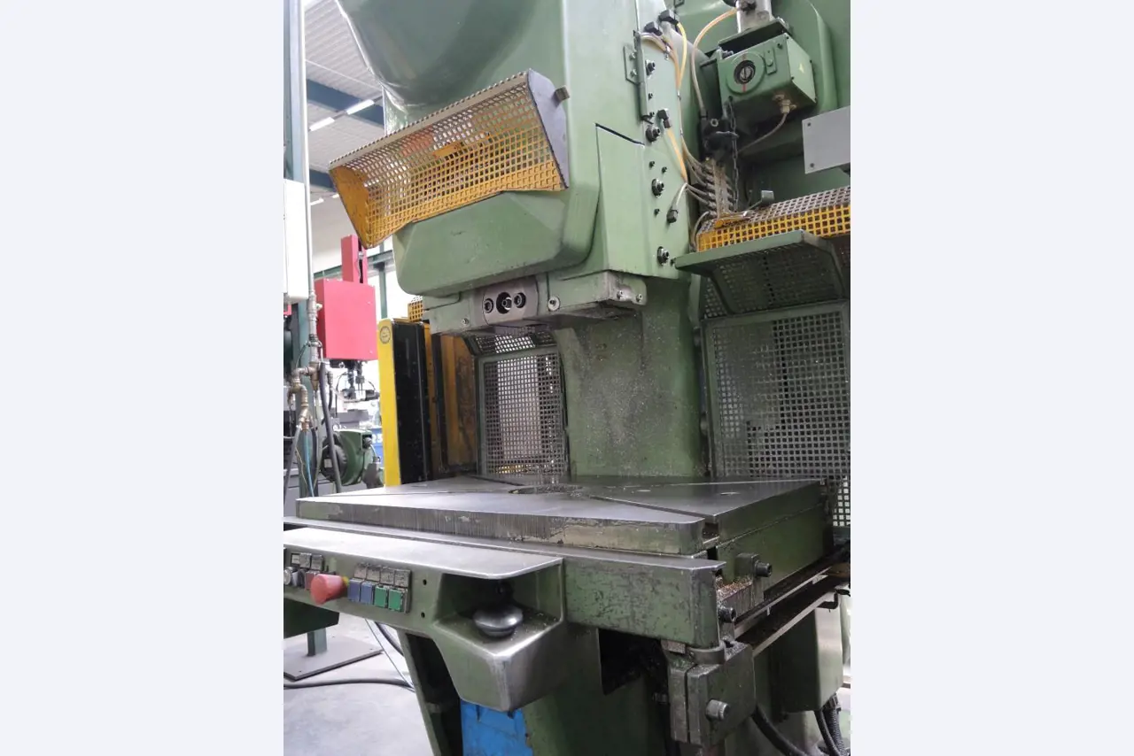 Chapas metálicas e máquinas para trabalhar metais<br><font size="2">Colaboração com Hilco Industrial Acquisitions bv</font><br><img src="/images/hil.png"><br>-10