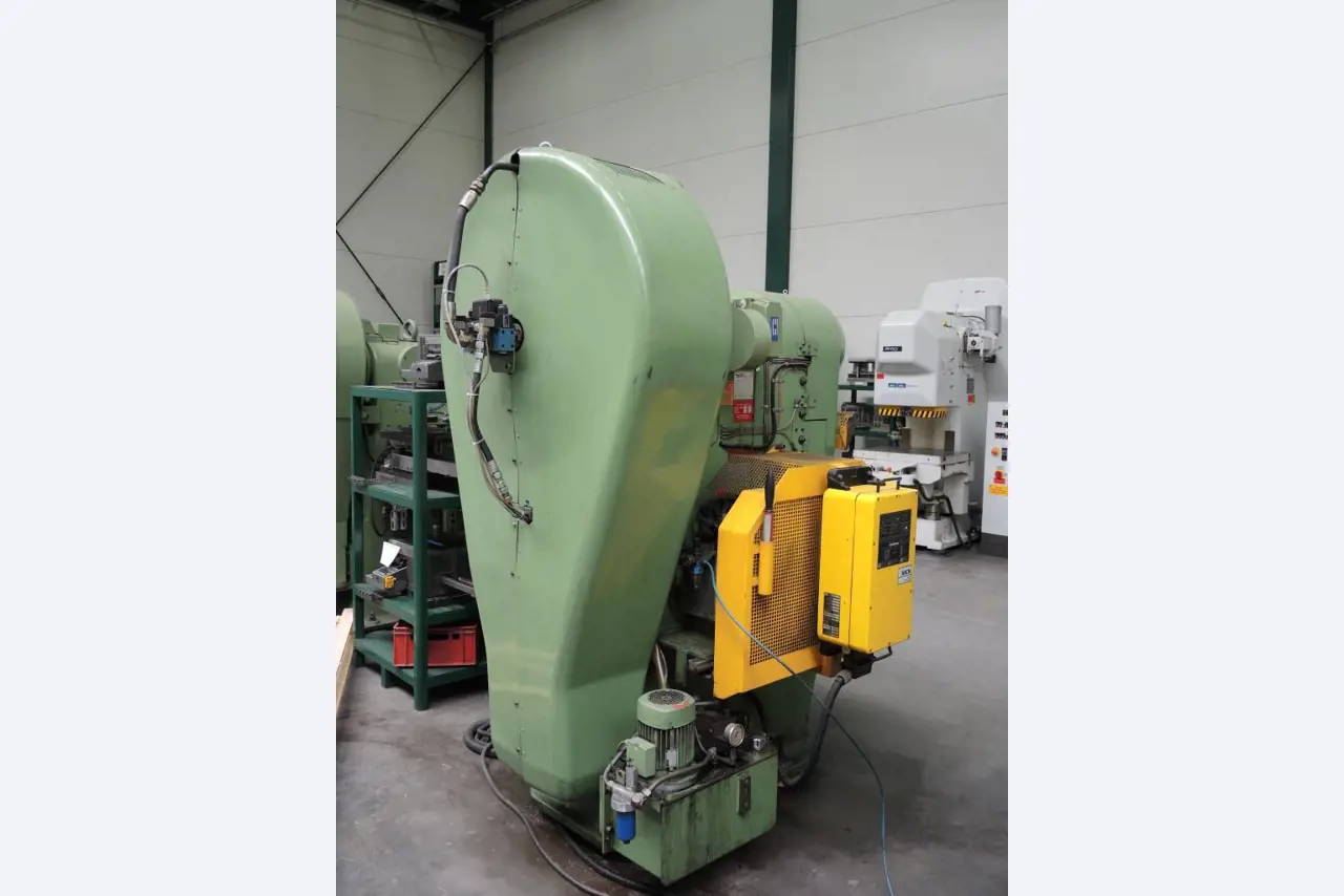 Chapas metálicas e máquinas para trabalhar metais<br><font size="2">Colaboração com Hilco Industrial Acquisitions bv</font><br><img src="/images/hil.png"><br>-12