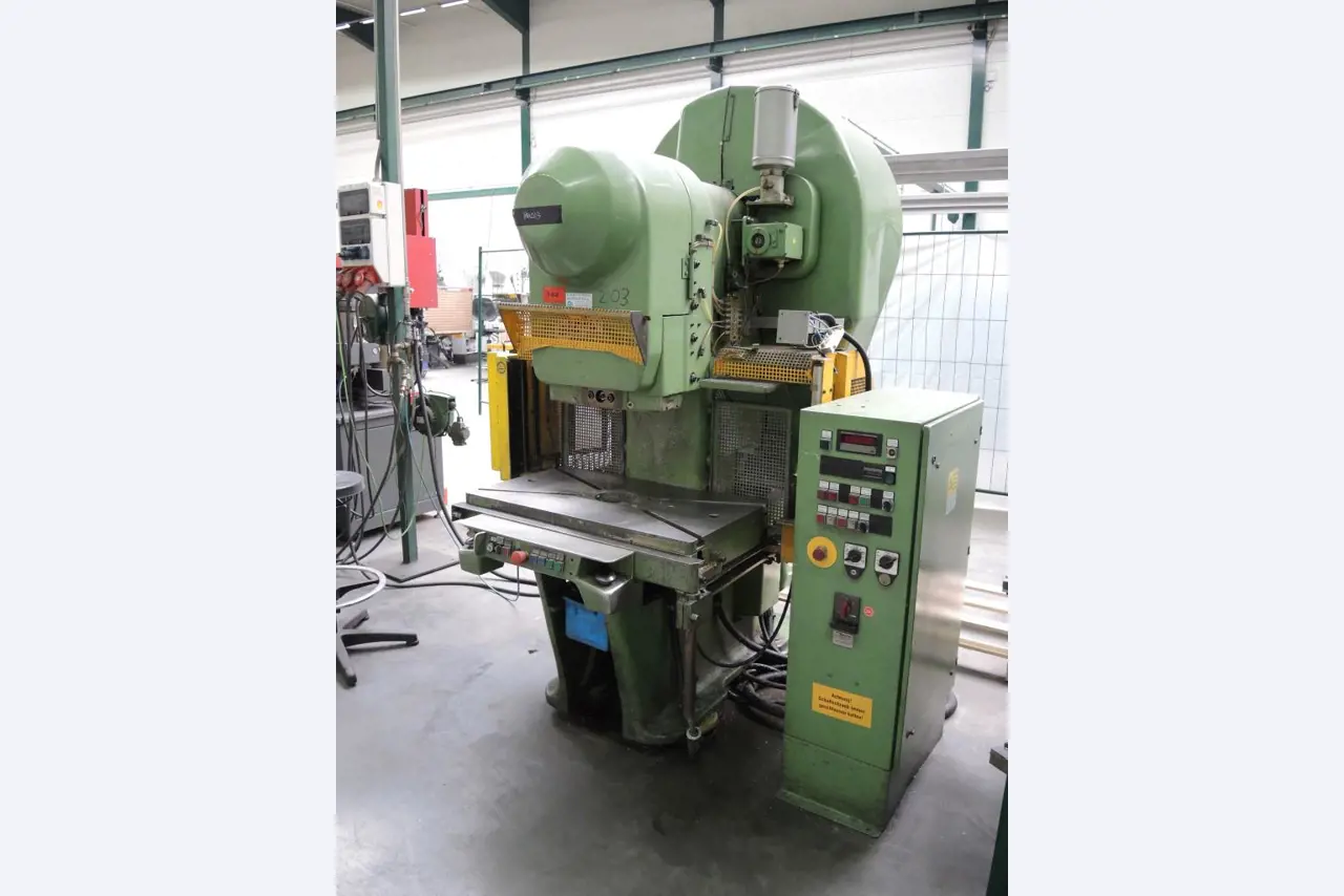 Chapas metálicas e máquinas para trabalhar metais<br><font size="2">Colaboração com Hilco Industrial Acquisitions bv</font><br><img src="/images/hil.png"><br>-1