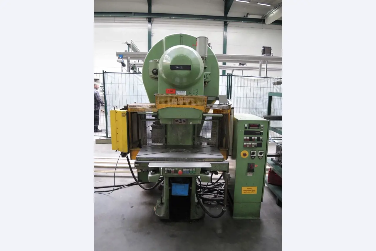 Chapas metálicas e máquinas para trabalhar metais<br><font size="2">Colaboração com Hilco Industrial Acquisitions bv</font><br><img src="/images/hil.png"><br>-5