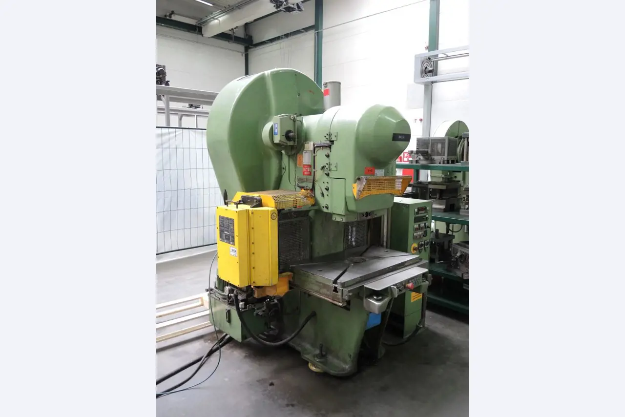 Chapas metálicas e máquinas para trabalhar metais<br><font size="2">Colaboração com Hilco Industrial Acquisitions bv</font><br><img src="/images/hil.png"><br>-6