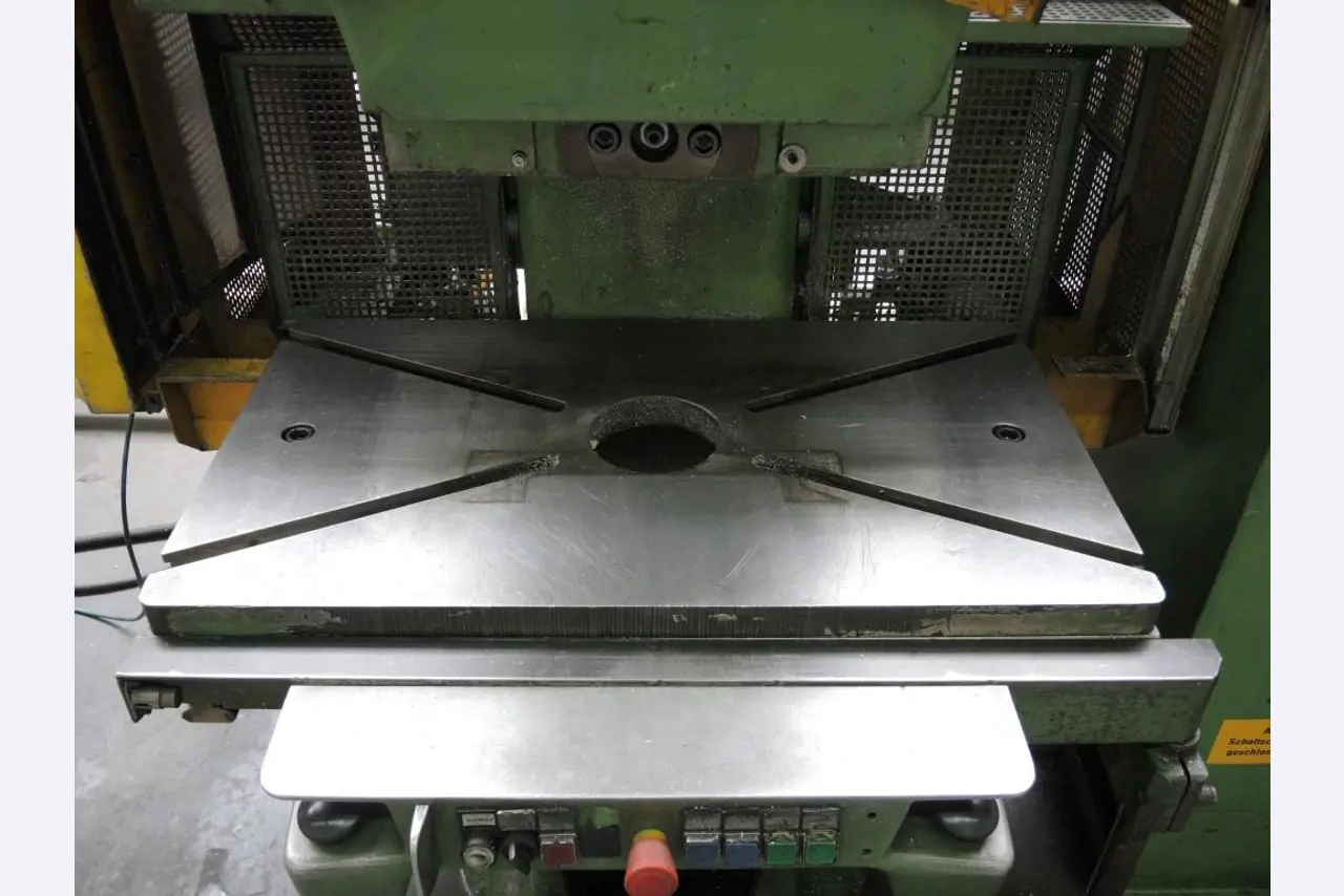 Chapas metálicas e máquinas para trabalhar metais<br><font size="2">Colaboração com Hilco Industrial Acquisitions bv</font><br><img src="/images/hil.png"><br>-7