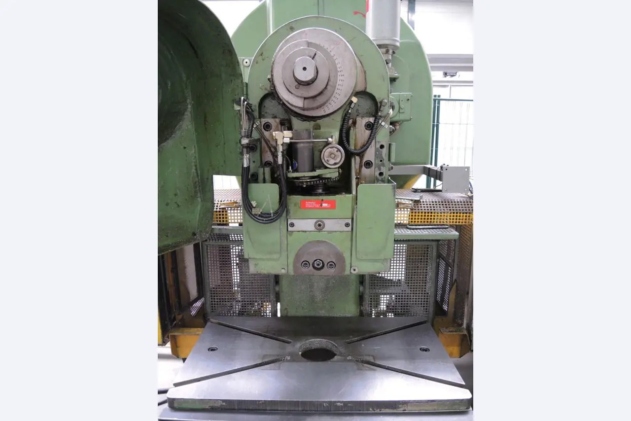 Chapas metálicas e máquinas para trabalhar metais<br><font size="2">Colaboração com Hilco Industrial Acquisitions bv</font><br><img src="/images/hil.png"><br>-8