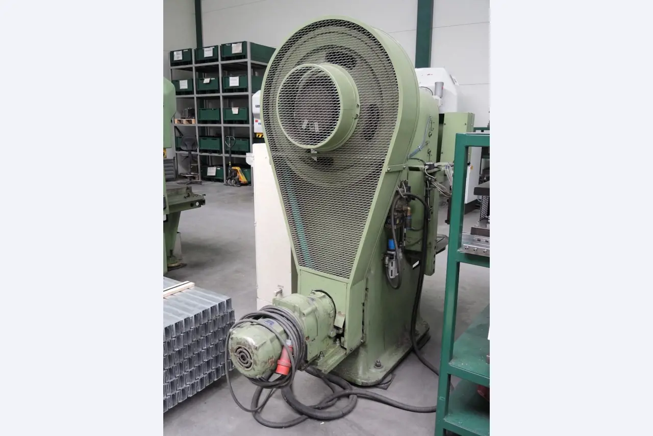 Chapas metálicas e máquinas para trabalhar metais<br><font size="2">Colaboração com Hilco Industrial Acquisitions bv</font><br><img src="/images/hil.png"><br>-3