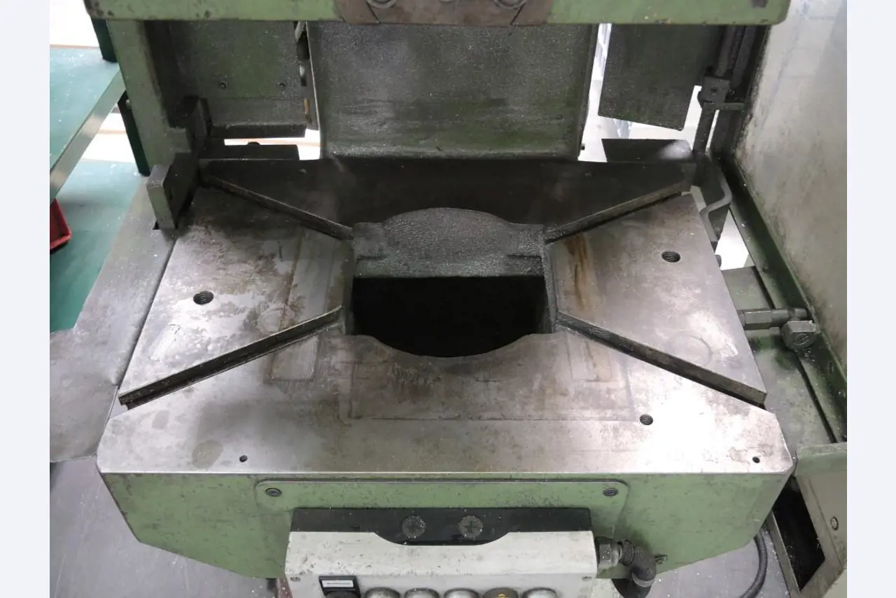 Chapas metálicas e máquinas para trabalhar metais<br><font size="2">Colaboração com Hilco Industrial Acquisitions bv</font><br><img src="/images/hil.png"><br>-4