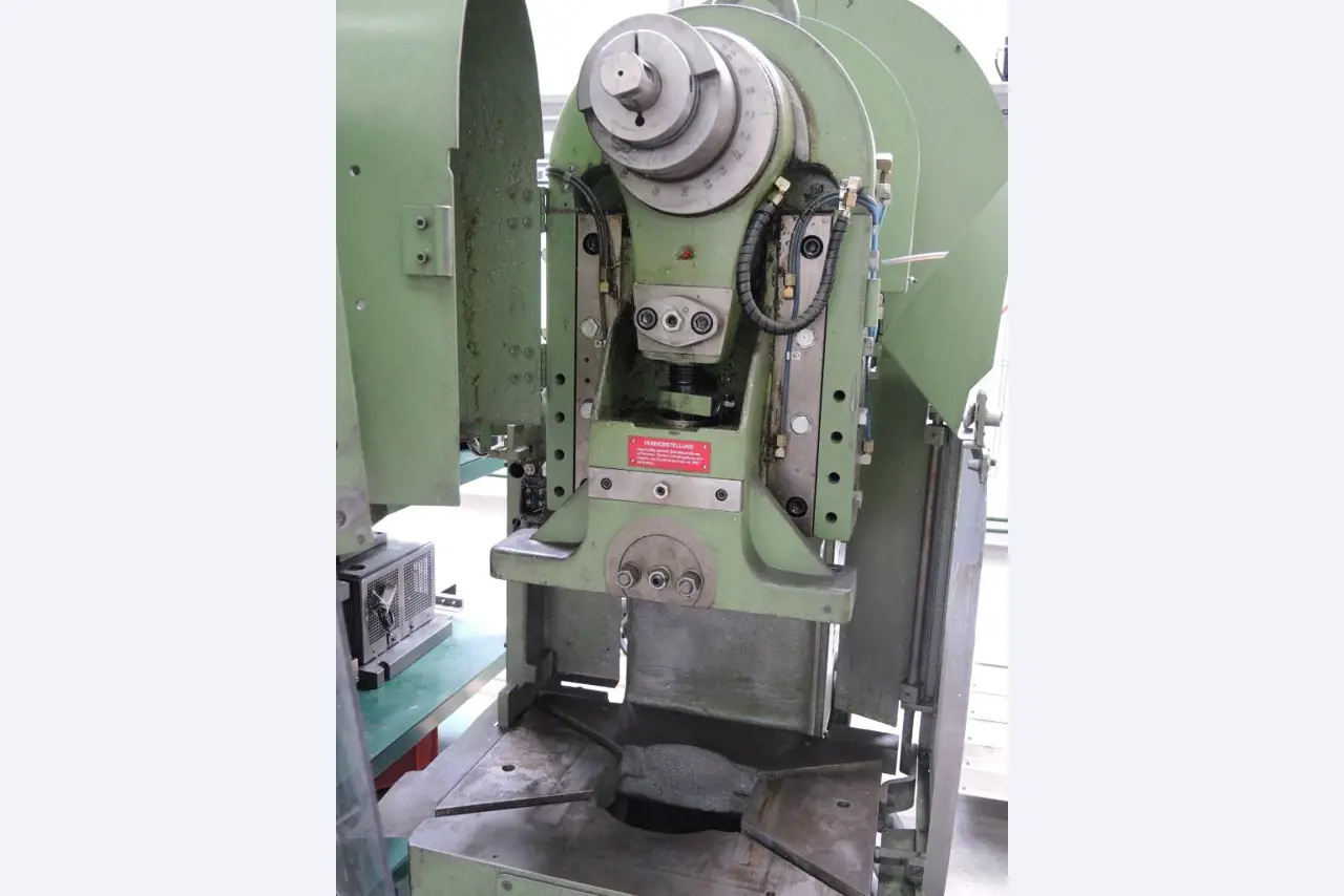 Chapas metálicas e máquinas para trabalhar metais<br><font size="2">Colaboração com Hilco Industrial Acquisitions bv</font><br><img src="/images/hil.png"><br>-5