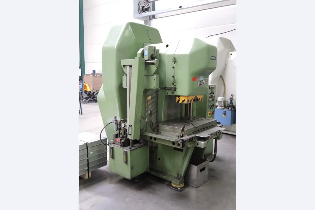 Chapas metálicas e máquinas para trabalhar metais<br><font size="2">Colaboração com Hilco Industrial Acquisitions bv</font><br><img src="/images/hil.png"><br>-5