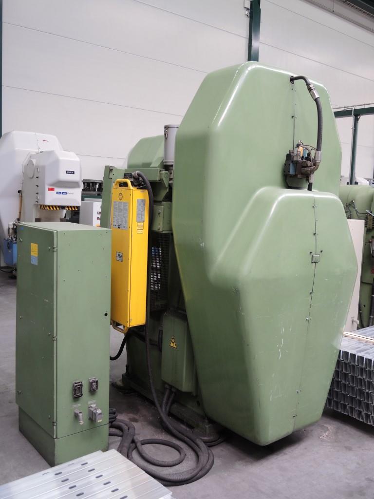 Chapas metálicas e máquinas para trabalhar metais<br><font size="2">Colaboração com Hilco Industrial Acquisitions bv</font><br><img src="/images/hil.png"><br>-6