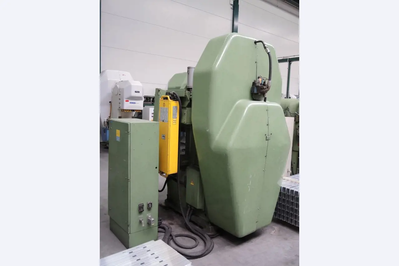 Chapas metálicas e máquinas para trabalhar metais<br><font size="2">Colaboração com Hilco Industrial Acquisitions bv</font><br><img src="/images/hil.png"><br>-6