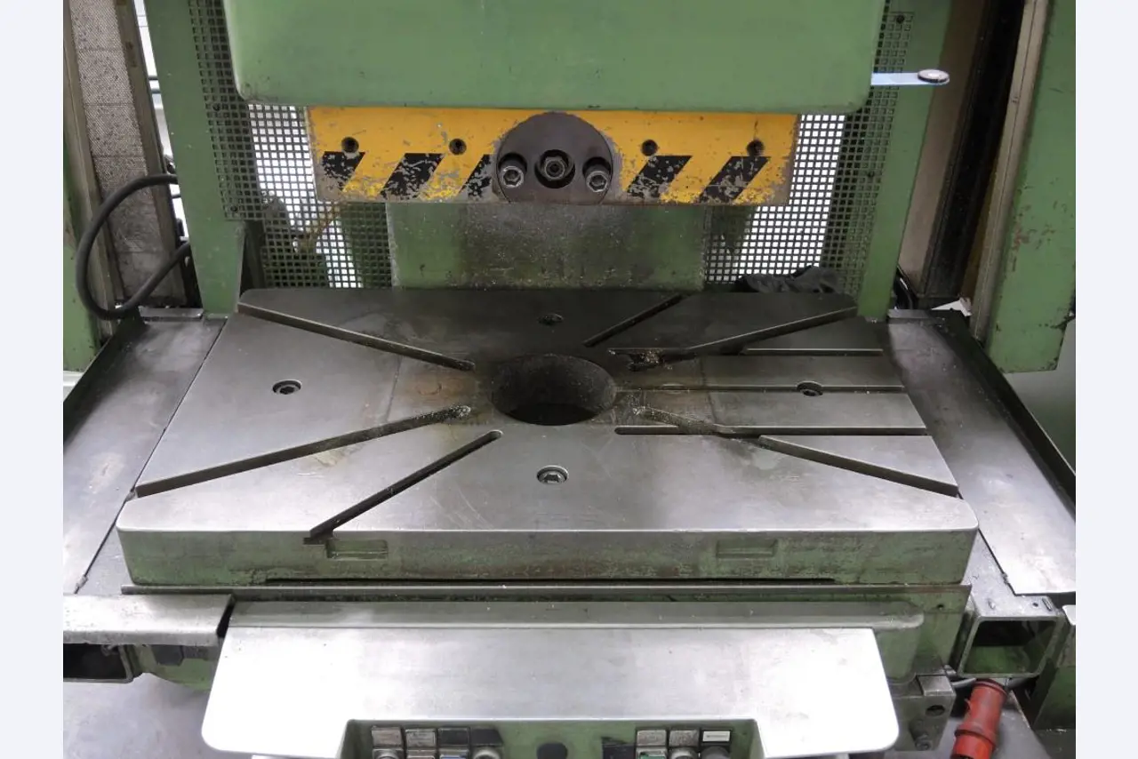 Chapas metálicas e máquinas para trabalhar metais<br><font size="2">Colaboração com Hilco Industrial Acquisitions bv</font><br><img src="/images/hil.png"><br>-7