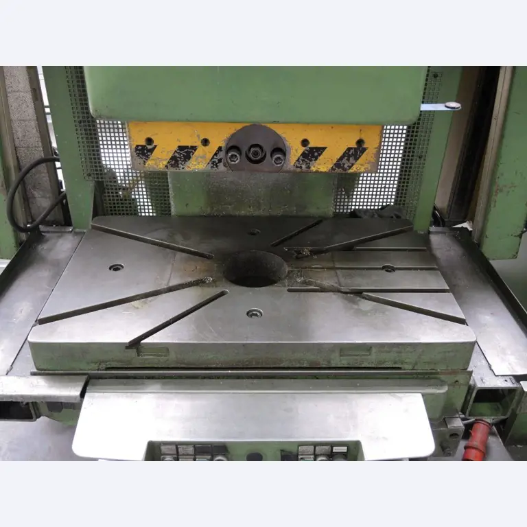 Chapas metálicas e máquinas para trabalhar metais<br><font size="2">Colaboração com Hilco Industrial Acquisitions bv</font><br><img src="/images/hil.png"><br>-7