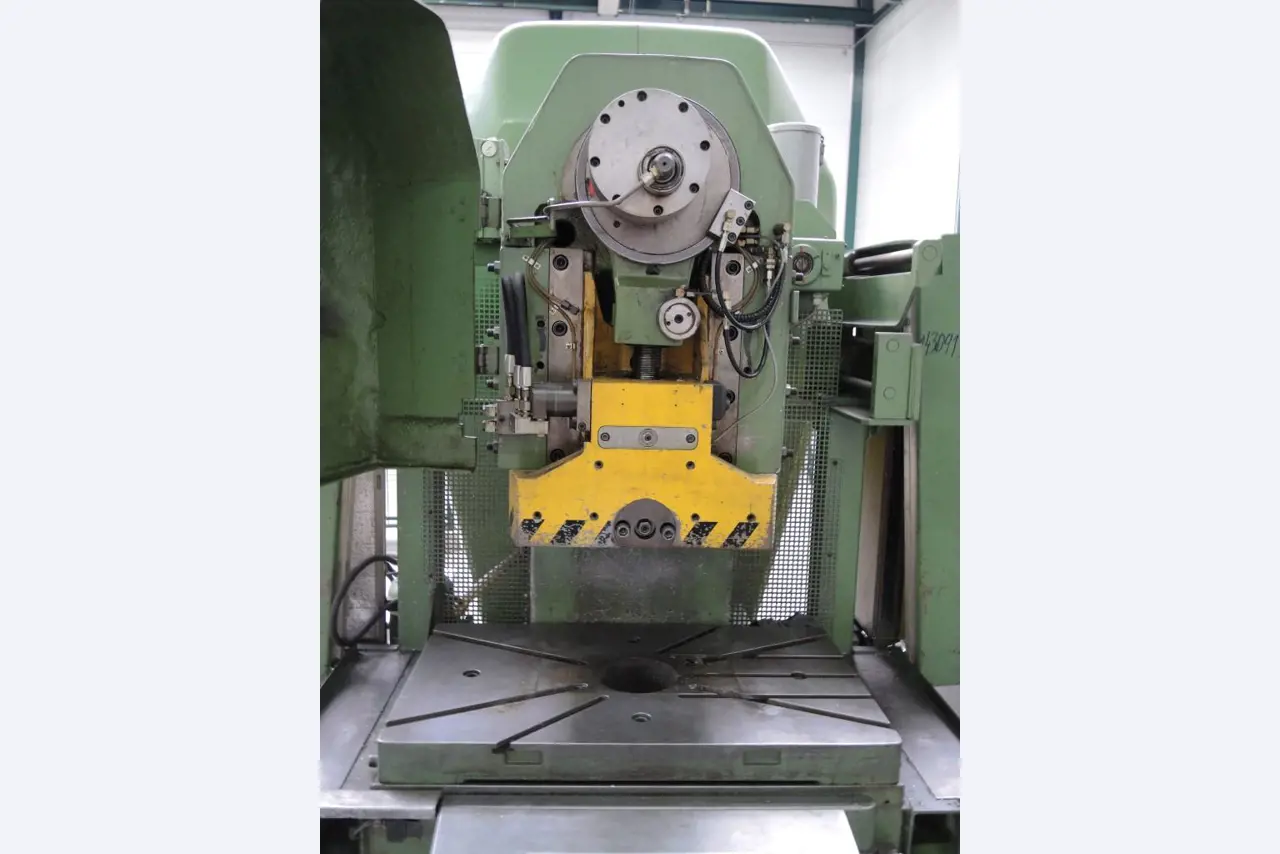 Chapas metálicas e máquinas para trabalhar metais<br><font size="2">Colaboração com Hilco Industrial Acquisitions bv</font><br><img src="/images/hil.png"><br>-8