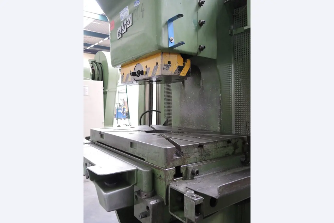 Chapas metálicas e máquinas para trabalhar metais<br><font size="2">Colaboração com Hilco Industrial Acquisitions bv</font><br><img src="/images/hil.png"><br>-9