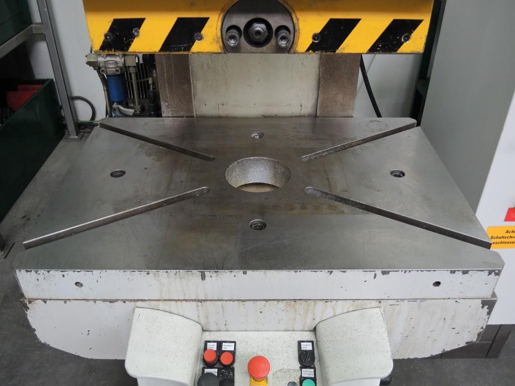 Chapas metálicas e máquinas para trabalhar metais<br><font size="2">Colaboração com Hilco Industrial Acquisitions bv</font><br><img src="/images/hil.png"><br>-5