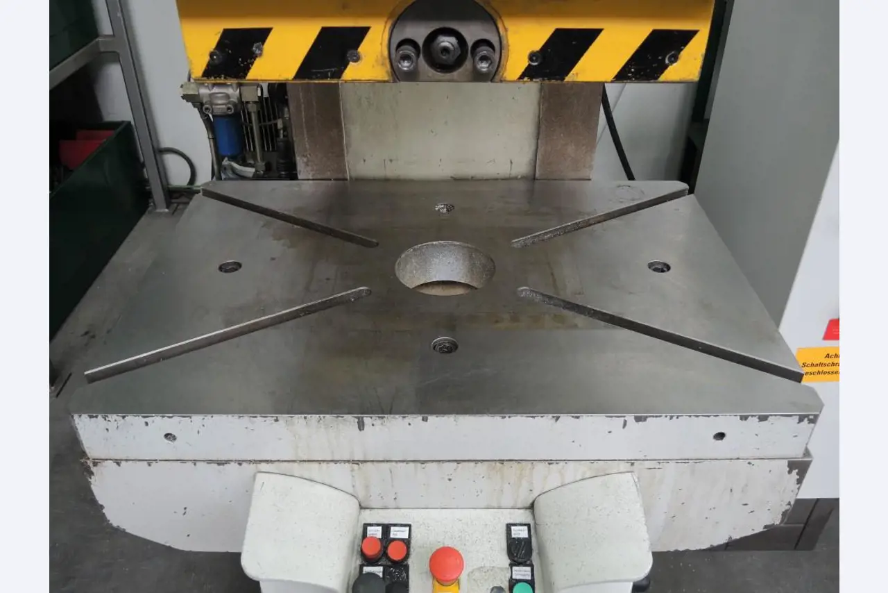 Chapas metálicas e máquinas para trabalhar metais<br><font size="2">Colaboração com Hilco Industrial Acquisitions bv</font><br><img src="/images/hil.png"><br>-5