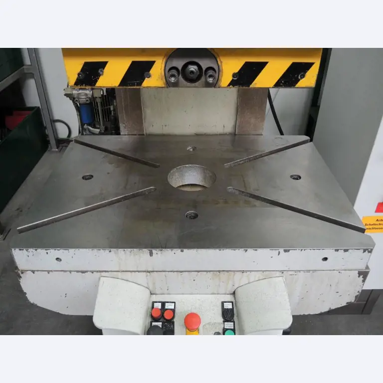 Chapas metálicas e máquinas para trabalhar metais<br><font size="2">Colaboração com Hilco Industrial Acquisitions bv</font><br><img src="/images/hil.png"><br>-5