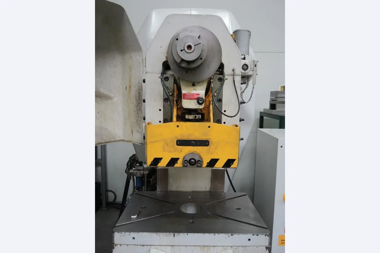 Chapas metálicas e máquinas para trabalhar metais<br><font size="2">Colaboração com Hilco Industrial Acquisitions bv</font><br><img src="/images/hil.png"><br>-6