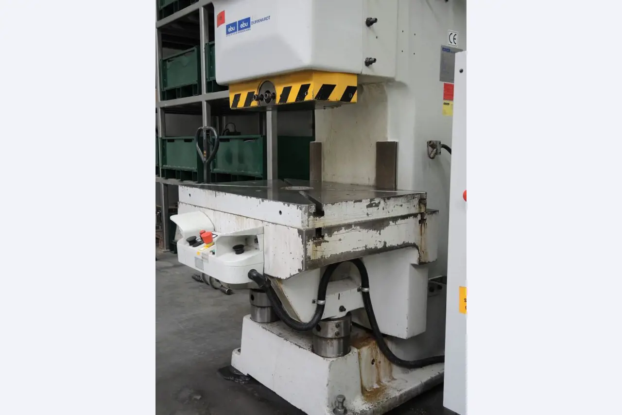 Chapas metálicas e máquinas para trabalhar metais<br><font size="2">Colaboração com Hilco Industrial Acquisitions bv</font><br><img src="/images/hil.png"><br>-7