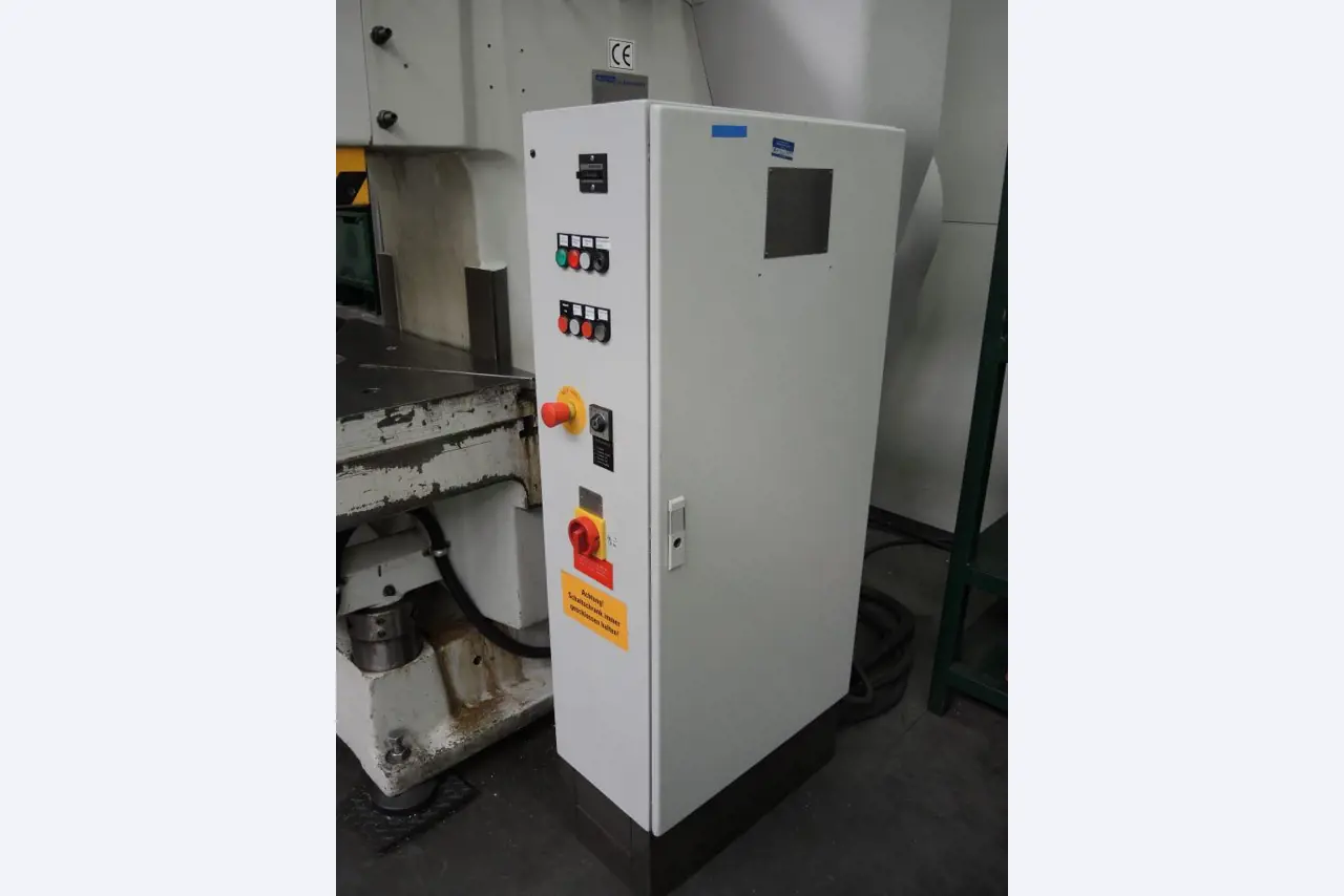 Chapas metálicas e máquinas para trabalhar metais<br><font size="2">Colaboração com Hilco Industrial Acquisitions bv</font><br><img src="/images/hil.png"><br>-9