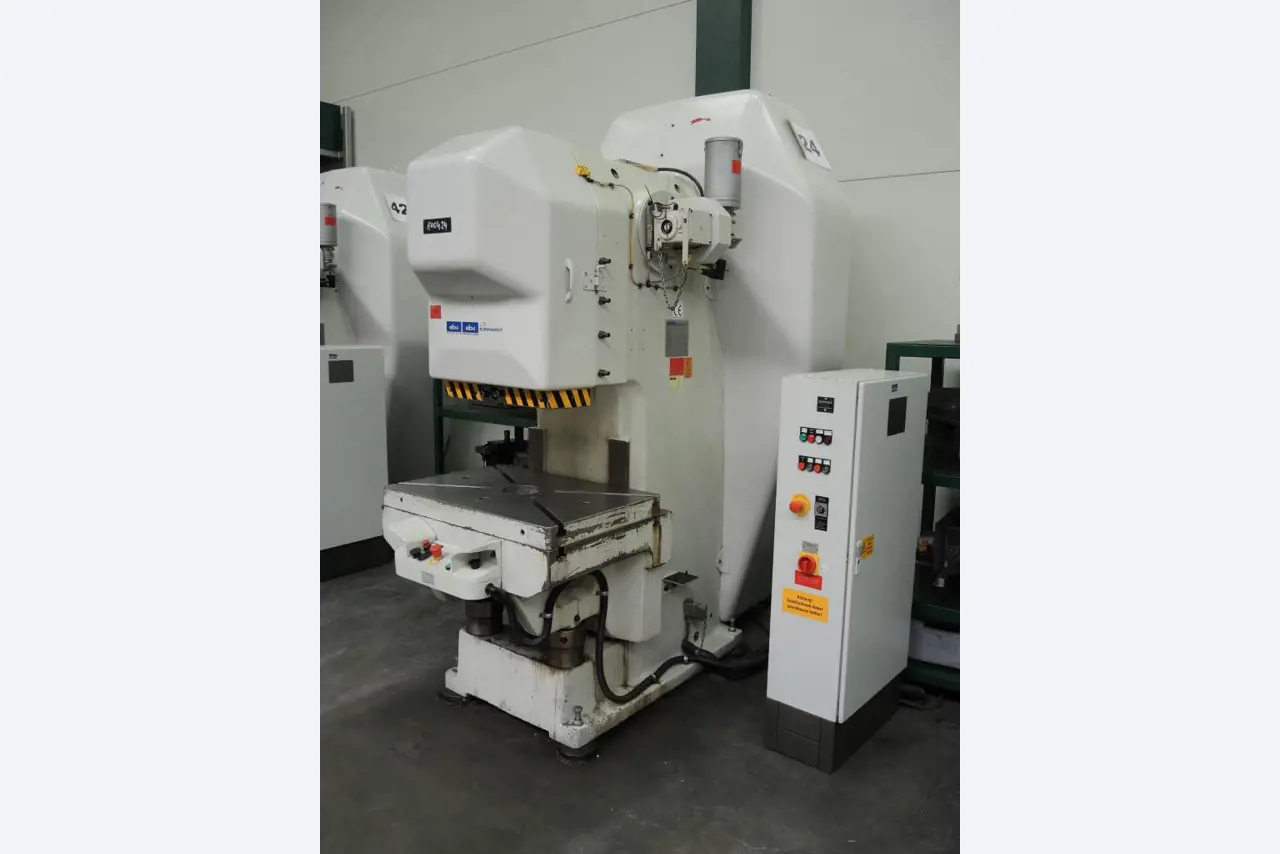 Chapas metálicas e máquinas para trabalhar metais<br><font size="2">Colaboração com Hilco Industrial Acquisitions bv</font><br><img src="/images/hil.png"><br>-1