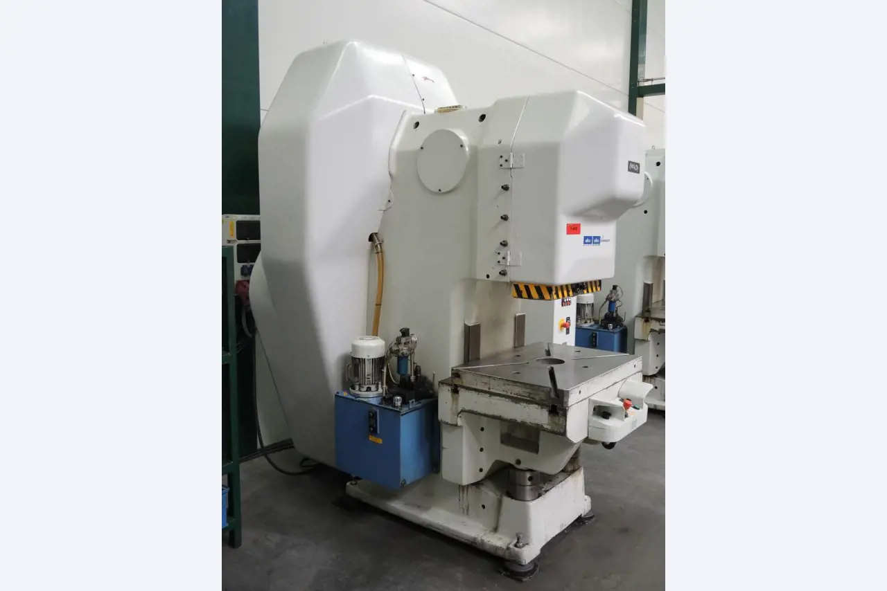 Chapas metálicas e máquinas para trabalhar metais<br><font size="2">Colaboração com Hilco Industrial Acquisitions bv</font><br><img src="/images/hil.png"><br>-4