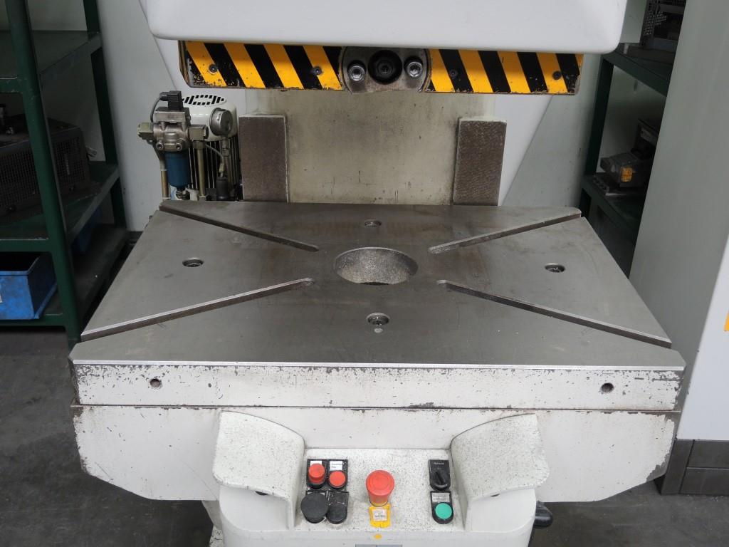 Chapas metálicas e máquinas para trabalhar metais<br><font size="2">Colaboração com Hilco Industrial Acquisitions bv</font><br><img src="/images/hil.png"><br>-5