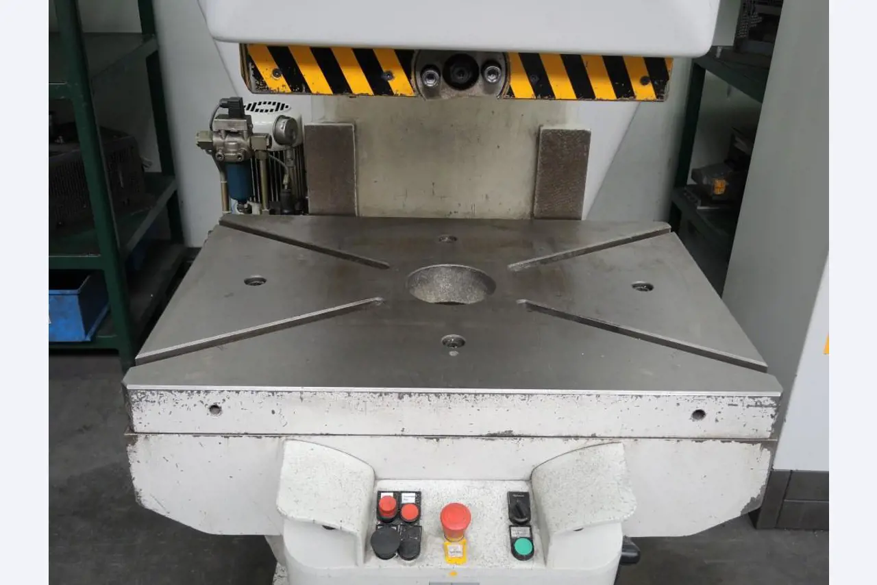 Chapas metálicas e máquinas para trabalhar metais<br><font size="2">Colaboração com Hilco Industrial Acquisitions bv</font><br><img src="/images/hil.png"><br>-5