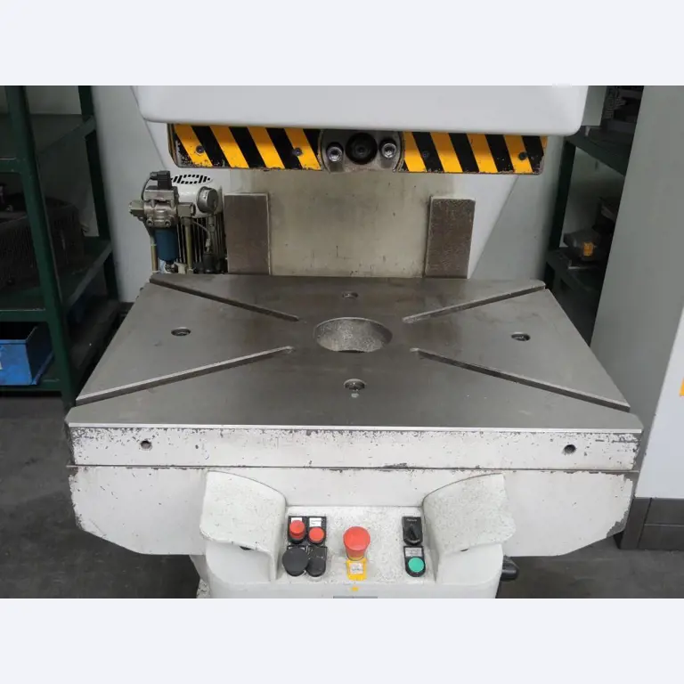 Chapas metálicas e máquinas para trabalhar metais<br><font size="2">Colaboração com Hilco Industrial Acquisitions bv</font><br><img src="/images/hil.png"><br>-5