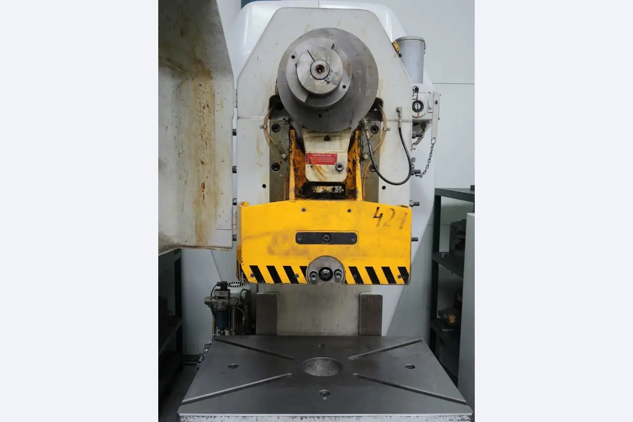 Chapas metálicas e máquinas para trabalhar metais<br><font size="2">Colaboração com Hilco Industrial Acquisitions bv</font><br><img src="/images/hil.png"><br>-6