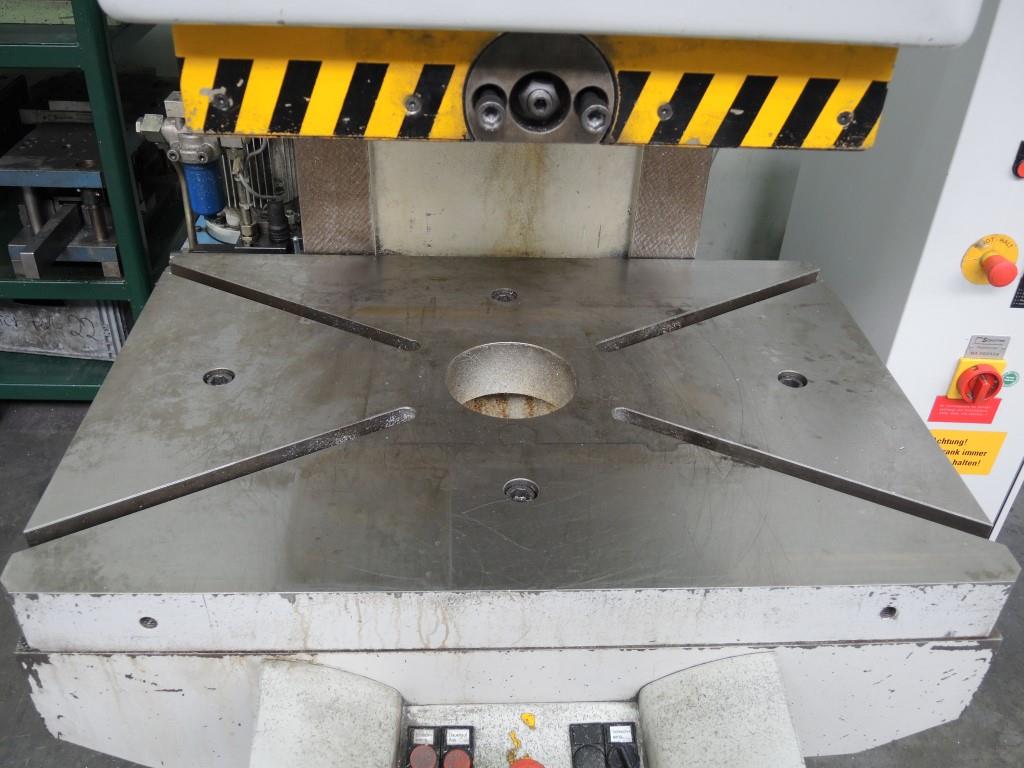 Chapas metálicas e máquinas para trabalhar metais<br><font size="2">Colaboração com Hilco Industrial Acquisitions bv</font><br><img src="/images/hil.png"><br>-6