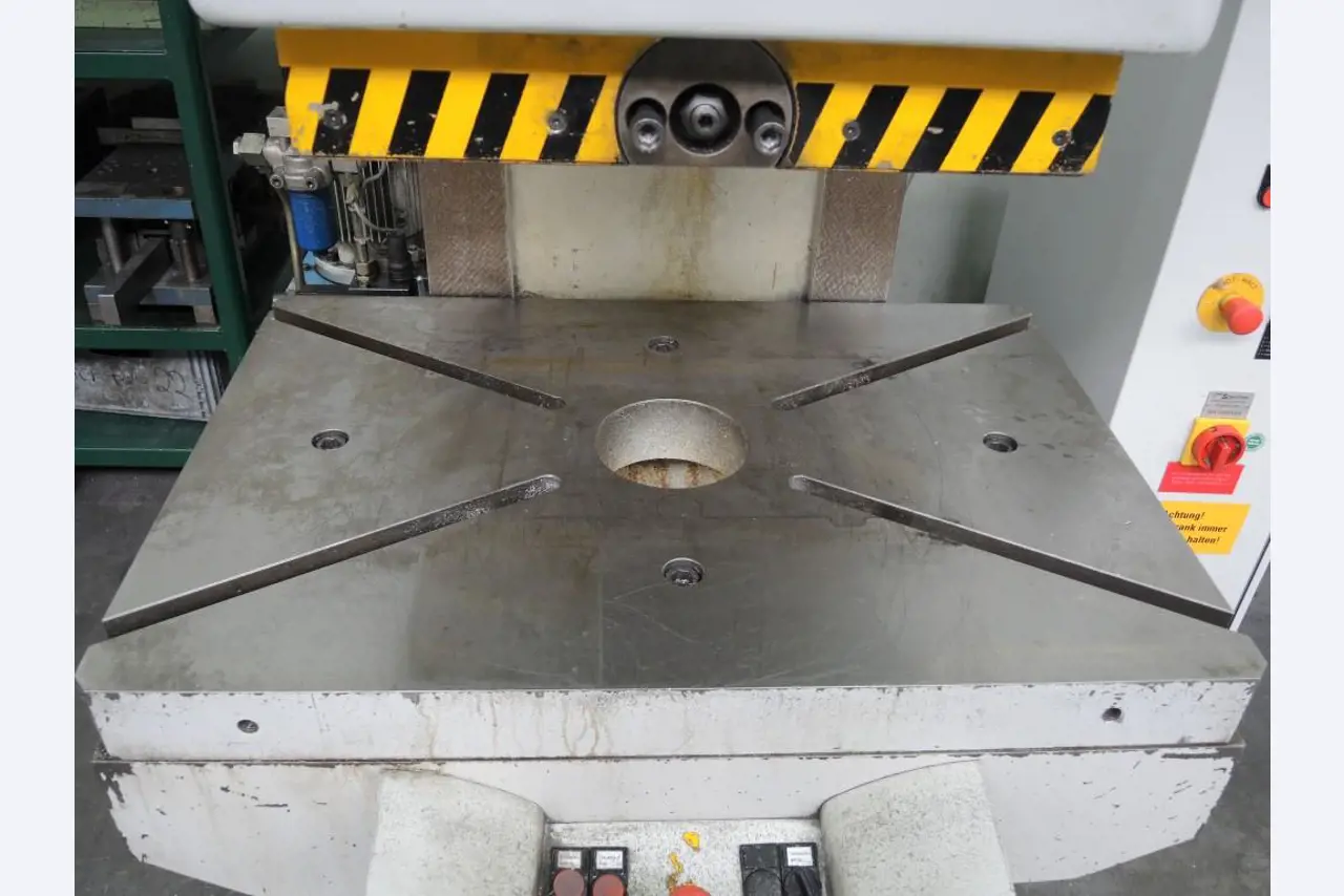 Chapas metálicas e máquinas para trabalhar metais<br><font size="2">Colaboração com Hilco Industrial Acquisitions bv</font><br><img src="/images/hil.png"><br>-6