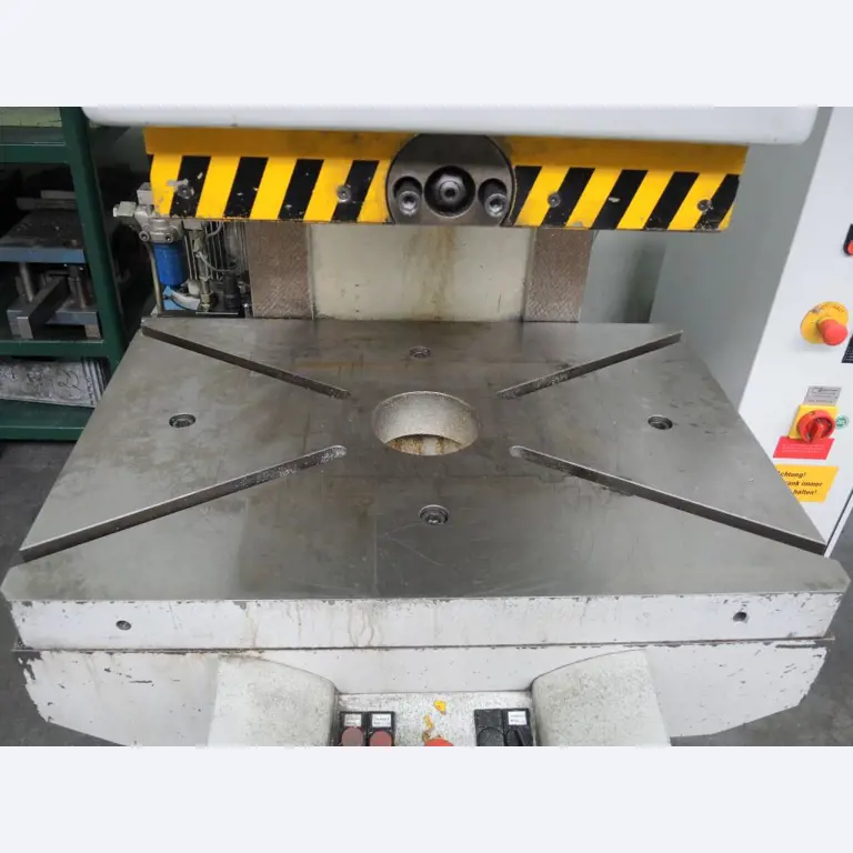 Chapas metálicas e máquinas para trabalhar metais<br><font size="2">Colaboração com Hilco Industrial Acquisitions bv</font><br><img src="/images/hil.png"><br>-6