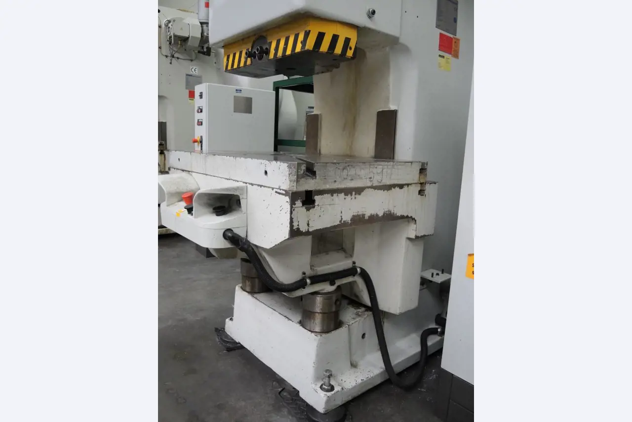 Chapas metálicas e máquinas para trabalhar metais<br><font size="2">Colaboração com Hilco Industrial Acquisitions bv</font><br><img src="/images/hil.png"><br>-8