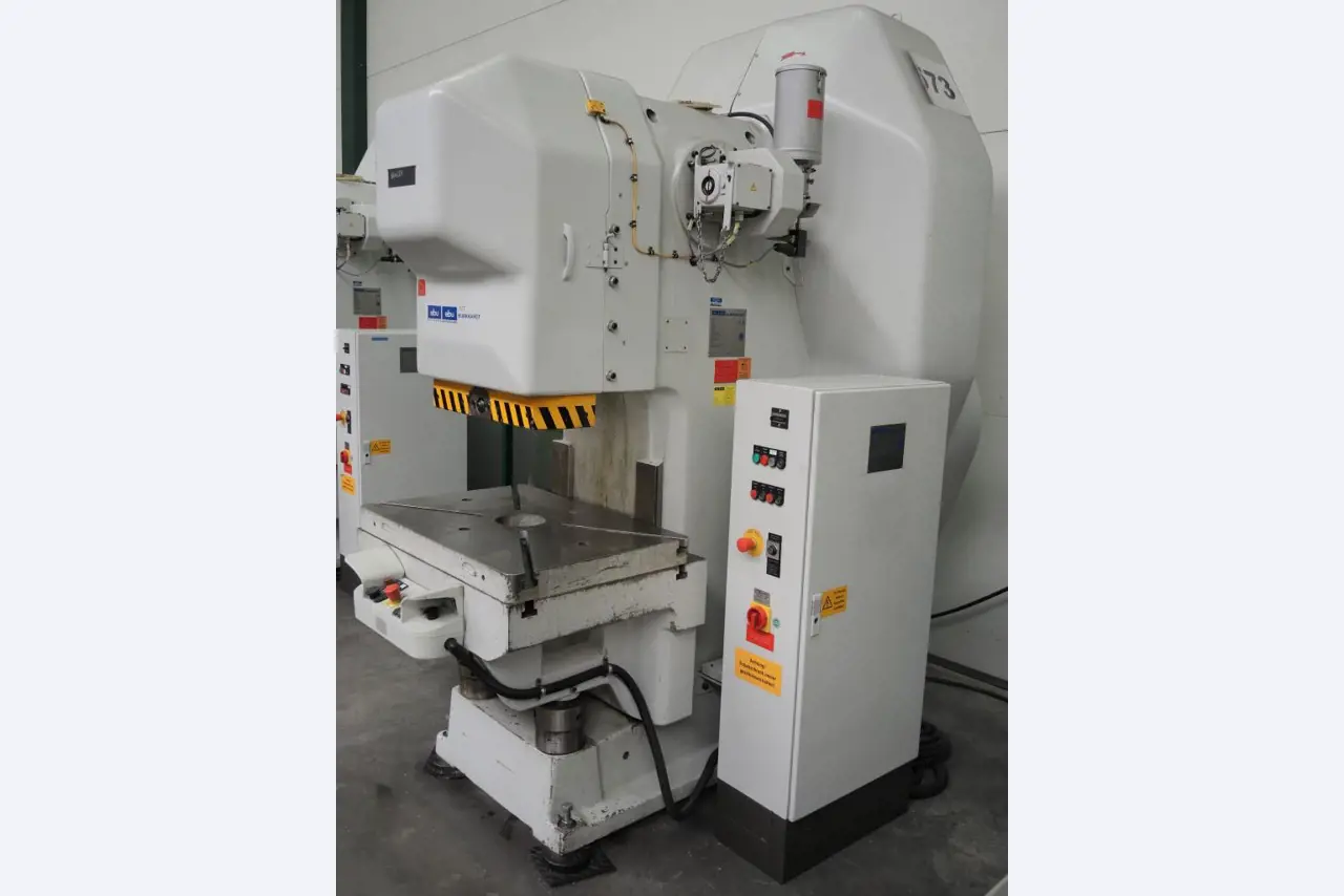 Chapas metálicas e máquinas para trabalhar metais<br><font size="2">Colaboração com Hilco Industrial Acquisitions bv</font><br><img src="/images/hil.png"><br>-5