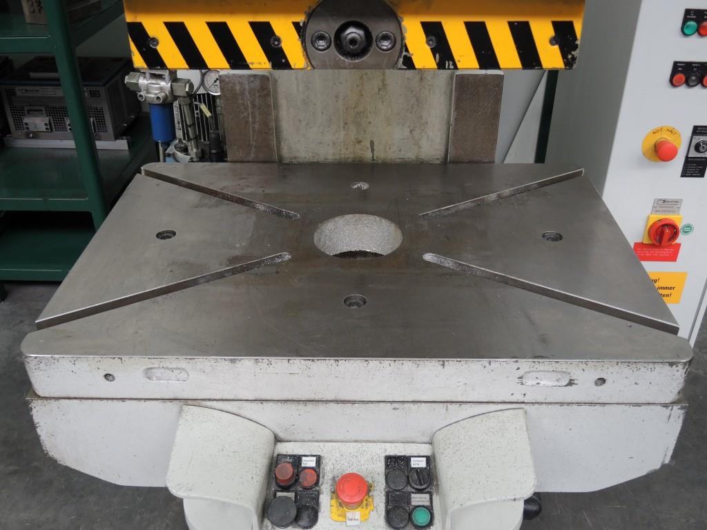 Chapas metálicas e máquinas para trabalhar metais<br><font size="2">Colaboração com Hilco Industrial Acquisitions bv</font><br><img src="/images/hil.png"><br>-6