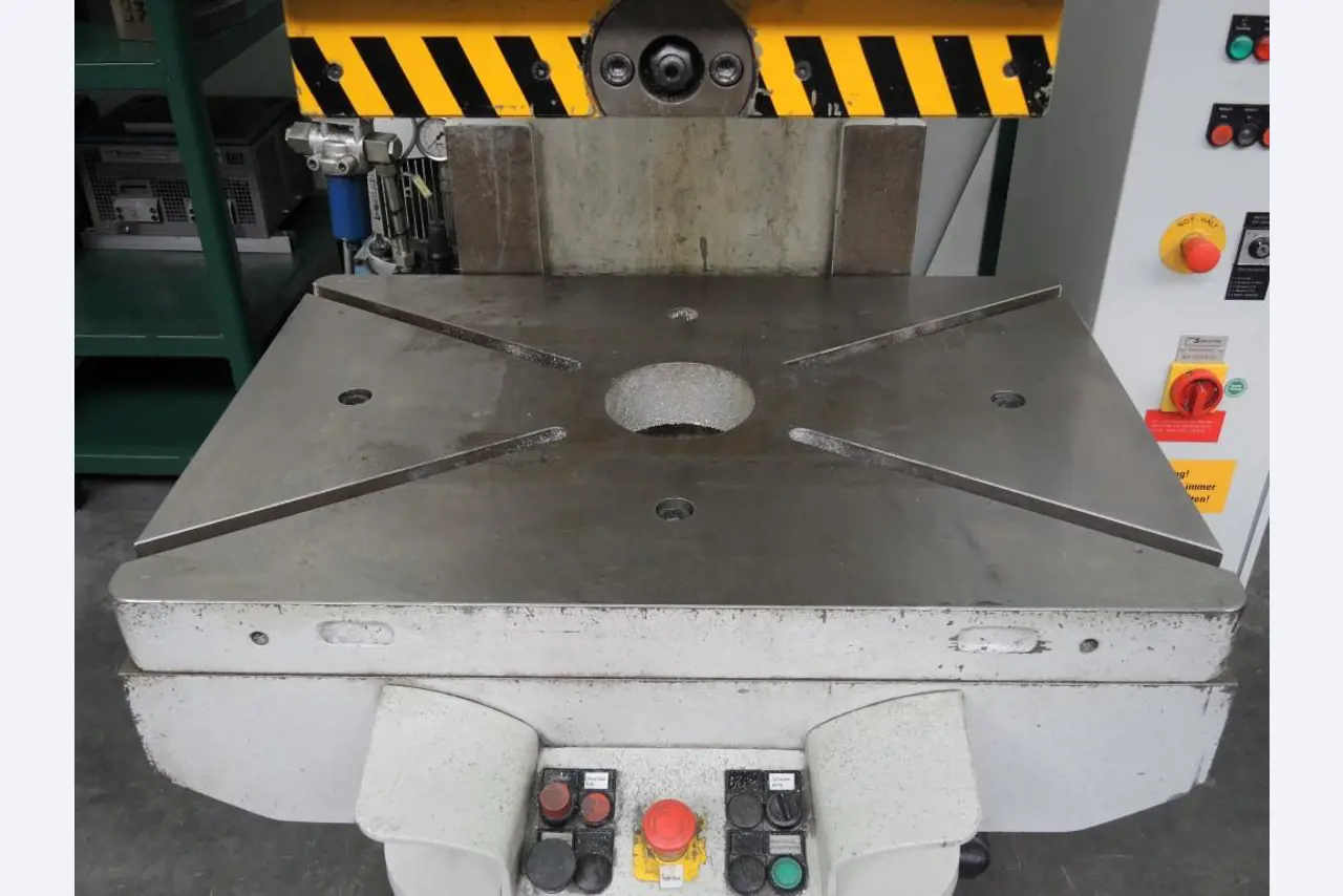 Chapas metálicas e máquinas para trabalhar metais<br><font size="2">Colaboração com Hilco Industrial Acquisitions bv</font><br><img src="/images/hil.png"><br>-6