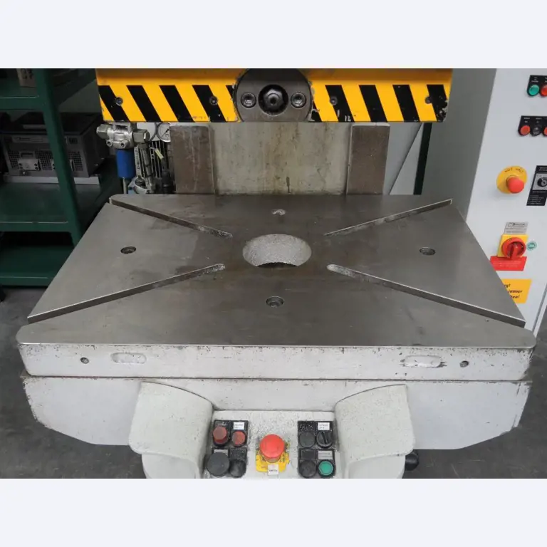 Chapas metálicas e máquinas para trabalhar metais<br><font size="2">Colaboração com Hilco Industrial Acquisitions bv</font><br><img src="/images/hil.png"><br>-6