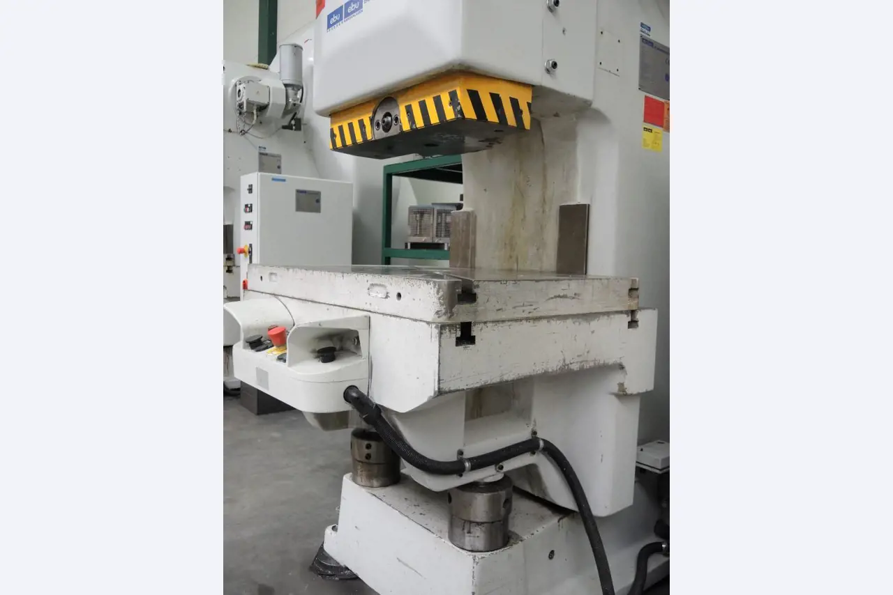 Chapas metálicas e máquinas para trabalhar metais<br><font size="2">Colaboração com Hilco Industrial Acquisitions bv</font><br><img src="/images/hil.png"><br>-7