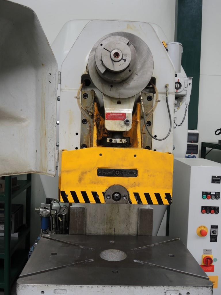 Chapas metálicas e máquinas para trabalhar metais<br><font size="2">Colaboração com Hilco Industrial Acquisitions bv</font><br><img src="/images/hil.png"><br>-8