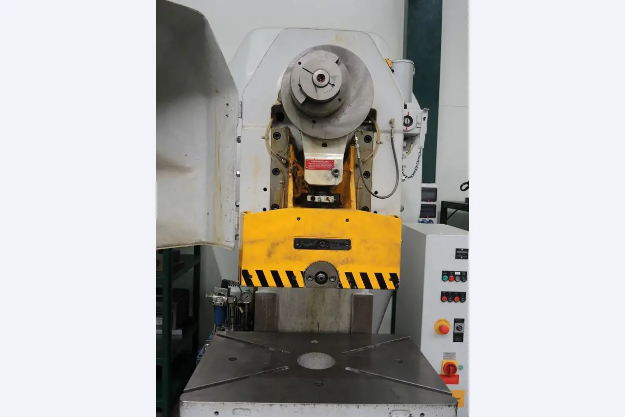 Chapas metálicas e máquinas para trabalhar metais<br><font size="2">Colaboração com Hilco Industrial Acquisitions bv</font><br><img src="/images/hil.png"><br>-8