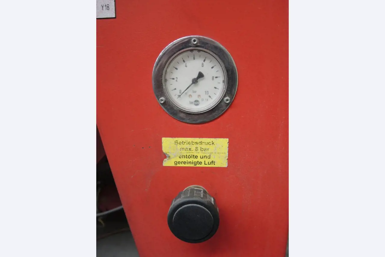 Machines de moulage par injection et<br>systèmes de stockage<br><font size="2">Collaboration avec Hilco Industrial Acquisitions bv</font><br><img src="/images/hil.png"><br>-13