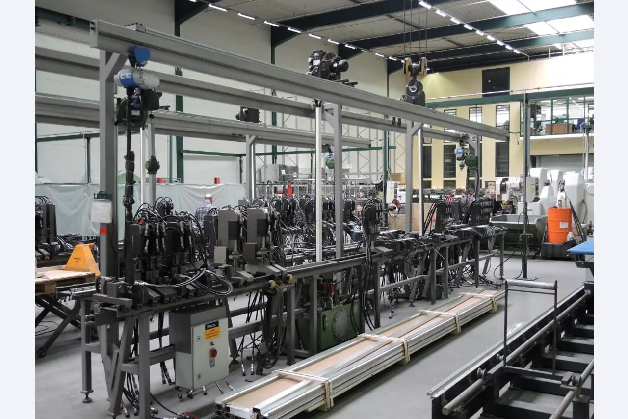 Chapas metálicas e máquinas para trabalhar metais<br><font size="2">Colaboração com Hilco Industrial Acquisitions bv</font><br><img src="/images/hil.png"><br>-12