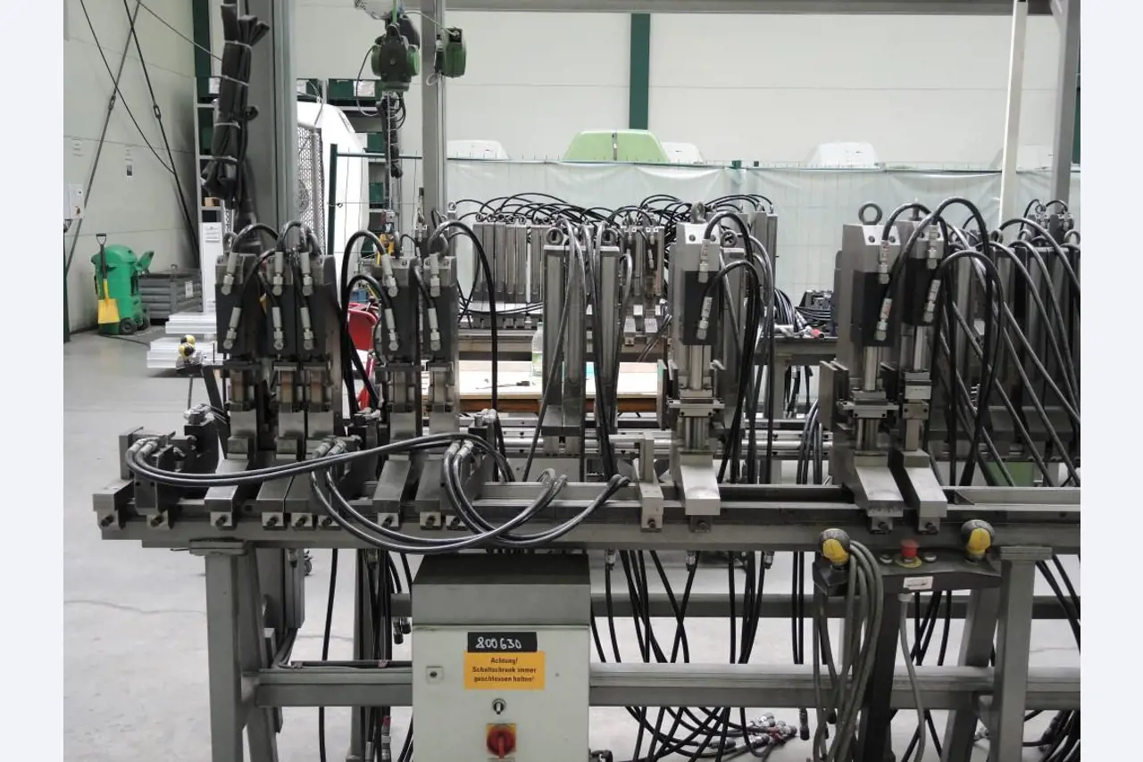 Chapas metálicas e máquinas para trabalhar metais<br><font size="2">Colaboração com Hilco Industrial Acquisitions bv</font><br><img src="/images/hil.png"><br>-13