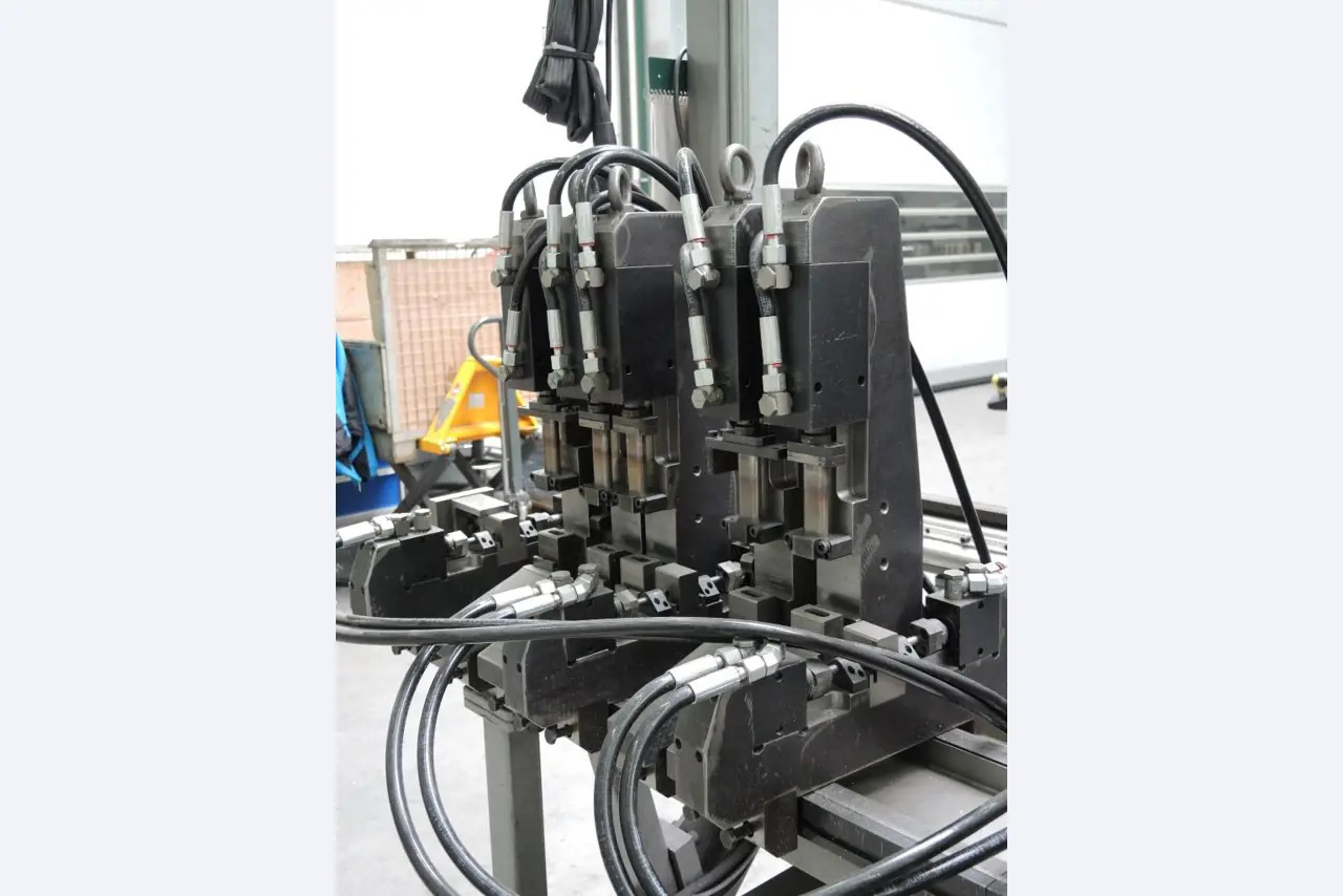 Chapas metálicas e máquinas para trabalhar metais<br><font size="2">Colaboração com Hilco Industrial Acquisitions bv</font><br><img src="/images/hil.png"><br>-14