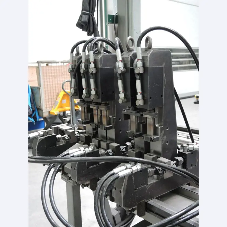 Chapas metálicas e máquinas para trabalhar metais<br><font size="2">Colaboração com Hilco Industrial Acquisitions bv</font><br><img src="/images/hil.png"><br>-14