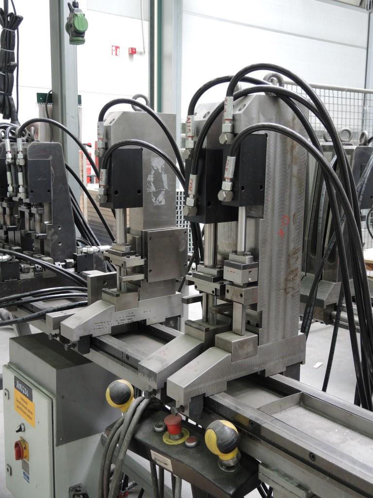 Chapas metálicas e máquinas para trabalhar metais<br><font size="2">Colaboração com Hilco Industrial Acquisitions bv</font><br><img src="/images/hil.png"><br>-15