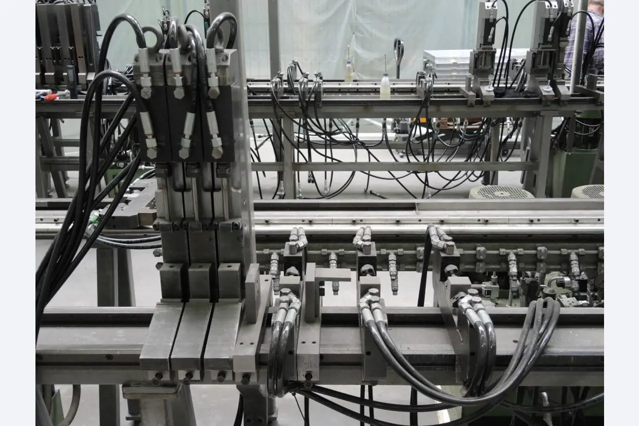 Chapas metálicas e máquinas para trabalhar metais<br><font size="2">Colaboração com Hilco Industrial Acquisitions bv</font><br><img src="/images/hil.png"><br>-16